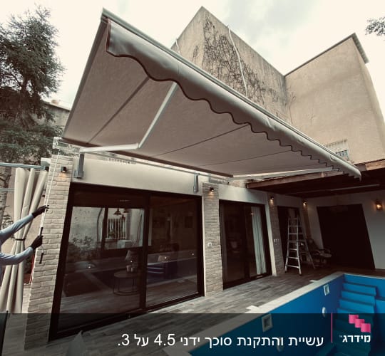 אדם מתקין סוכך חיצוני מעל מרפסת